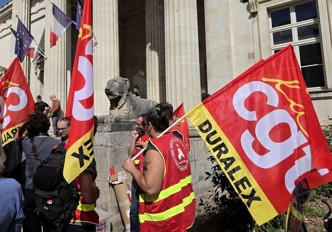 Une cinquantaine de personnes a manifesté devant le tribunal d'Orléans ce jeudi.