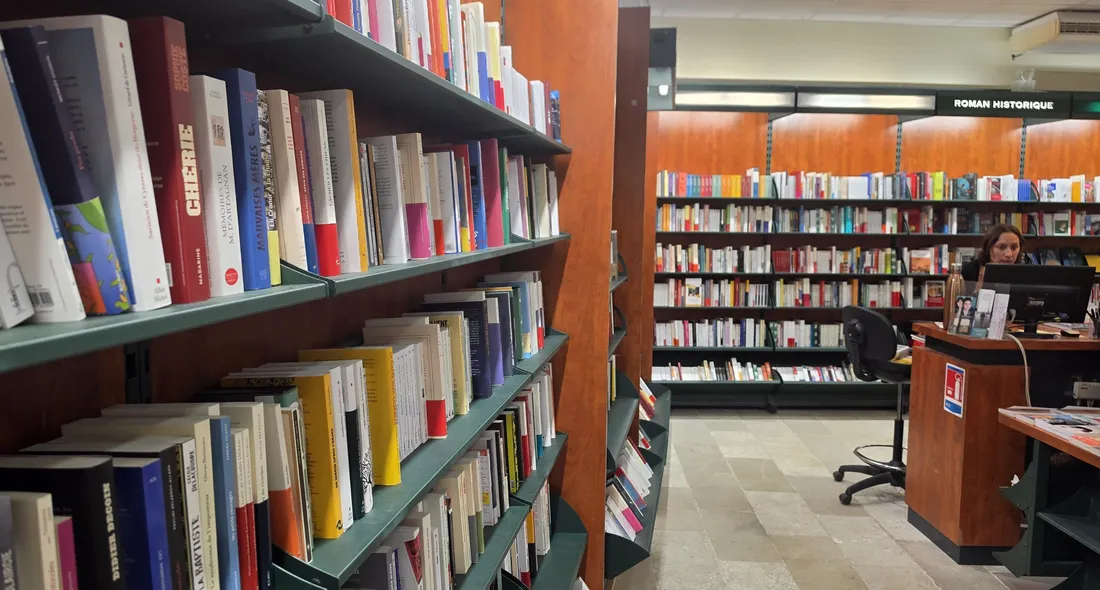 Les rayons de la librairie ont été refondu, notamment avec la littérature remise en avant.