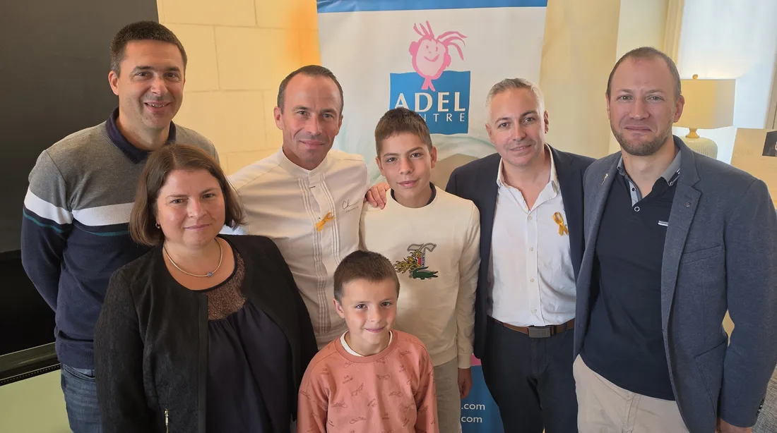 La famille Billoué avec les membres de l'association ADEL et son parrain, Christophe Hay.