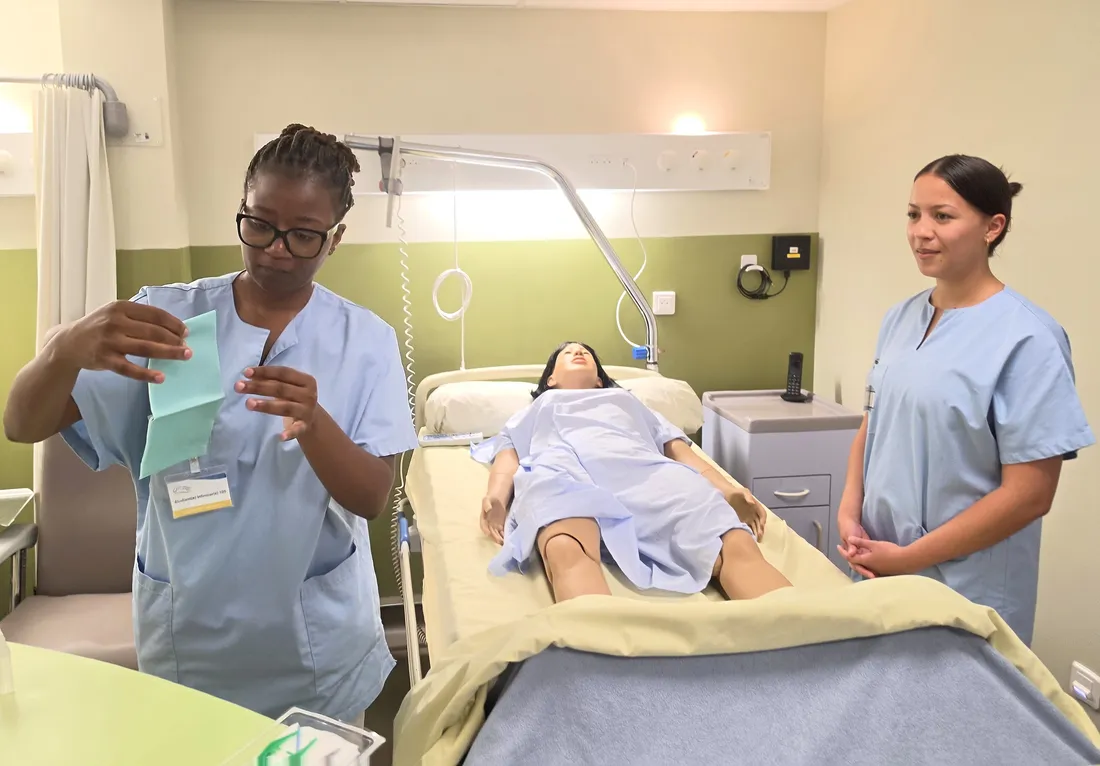 Suzy et Tamara à l'œuvre dans le cadre de leur formation d'infirmière et d'aide-soignante à Blois.