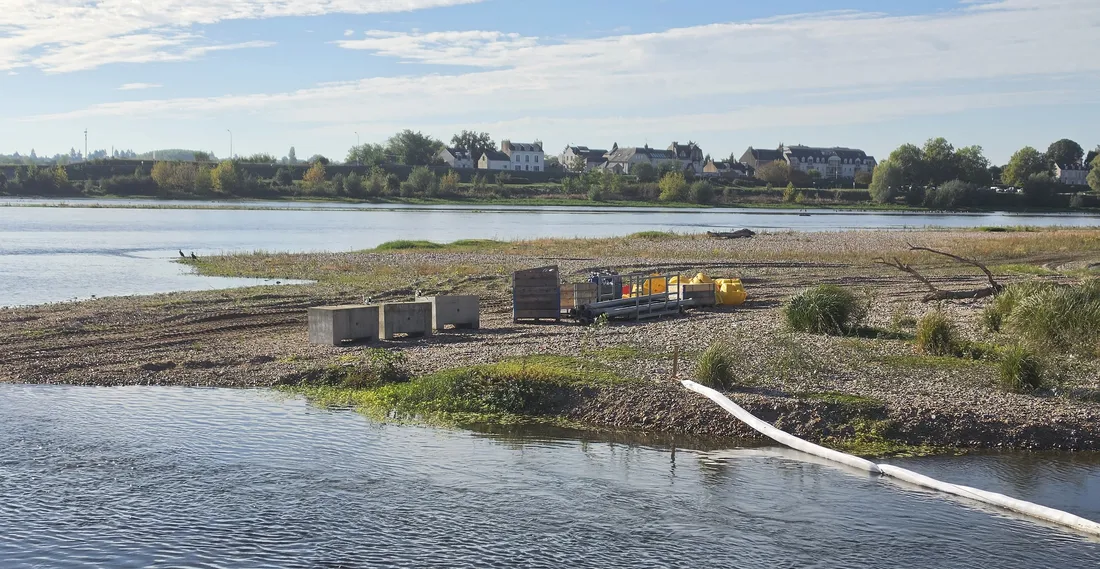 Un système de pompe flottante permet d'aller puiser de l'eau directement dans le lit de la Loire.