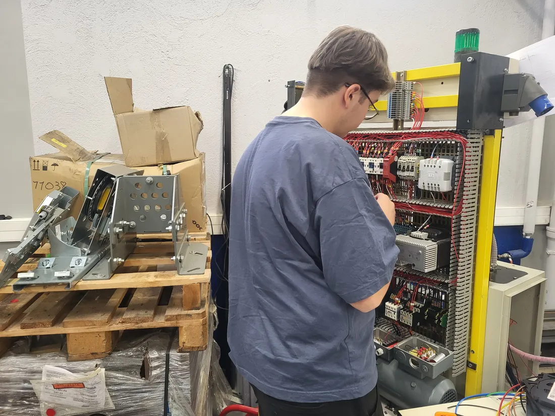 Un élève en BTS maintenance des systèmes, option ascenseurs et élévateurs