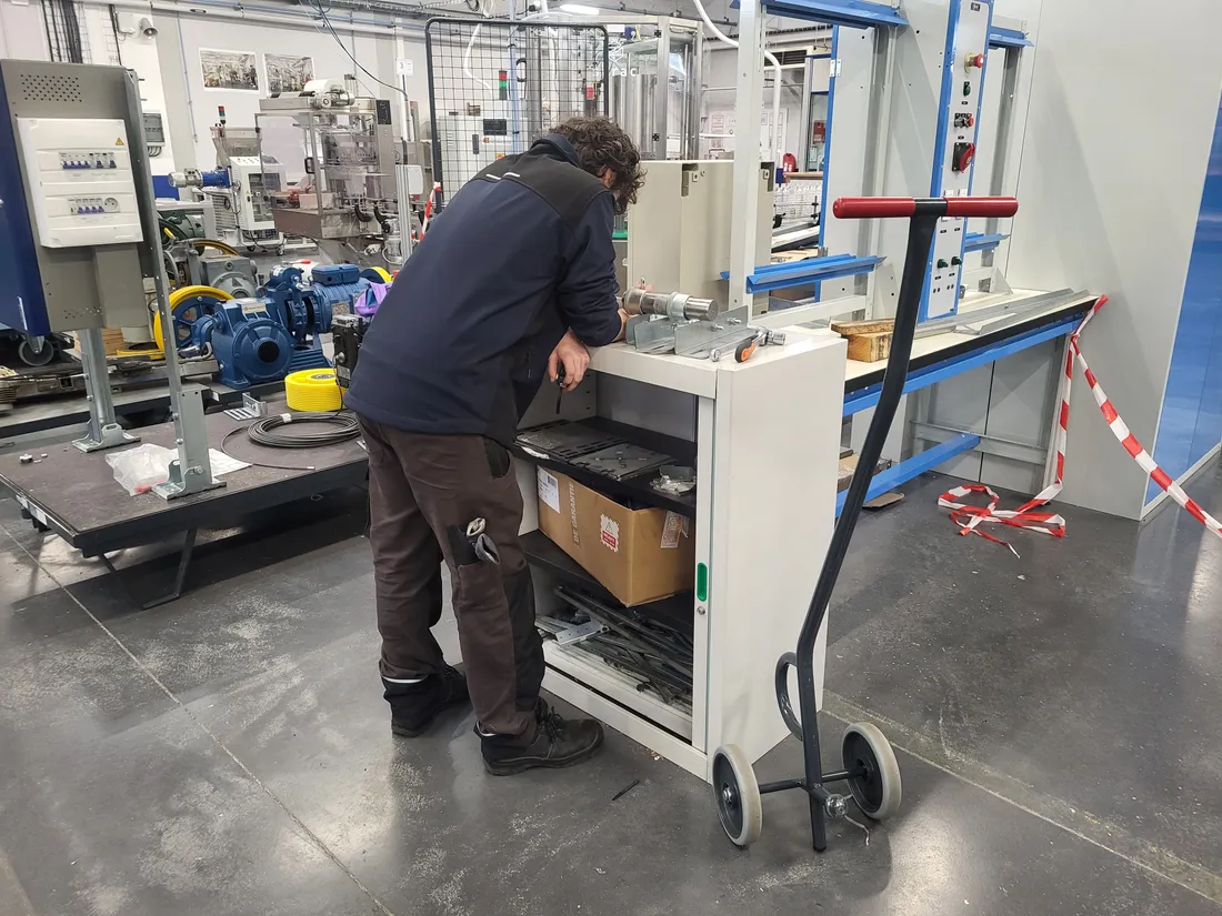 Un élève en BTS maintenance des systèmes, option ascenseurs et élévateurs