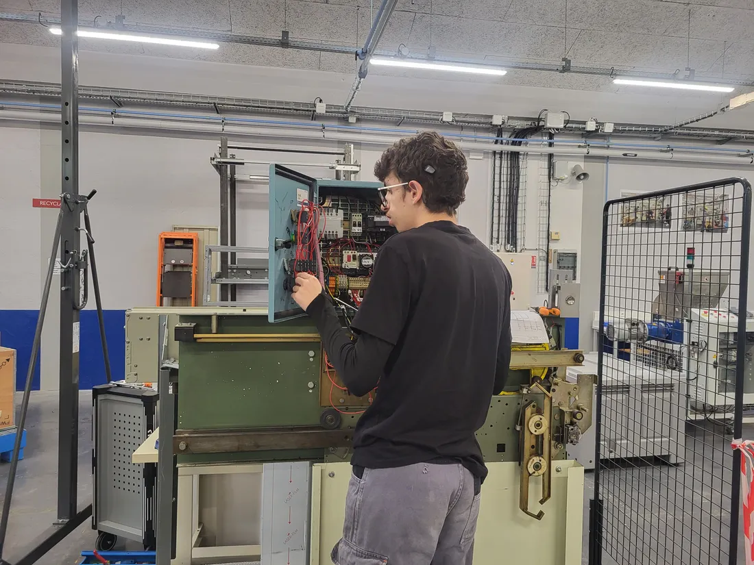 Un élève en BTS maintenance des systèmes, option ascenseurs et élévateurs