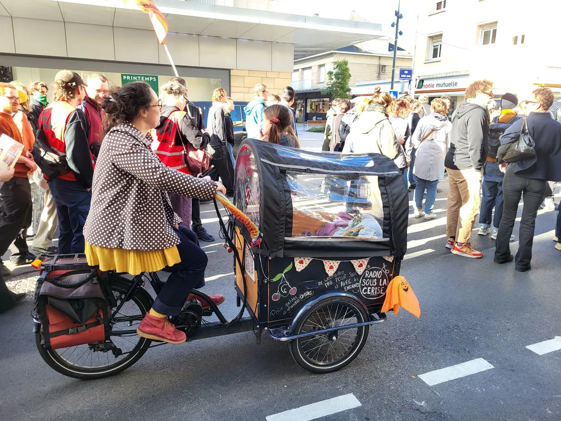 Une manifestante venue avec sa fille à vélo