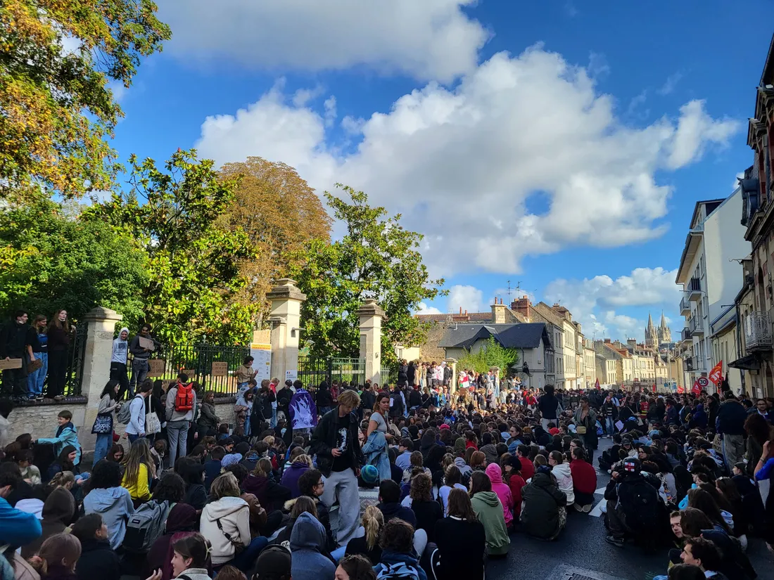 Sit-in devant le rectorat de Caen