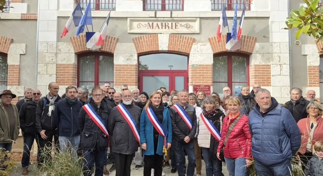 Des rassemblements ont eu lieu devant de nombreuses mairies en Centre Val de Loire.