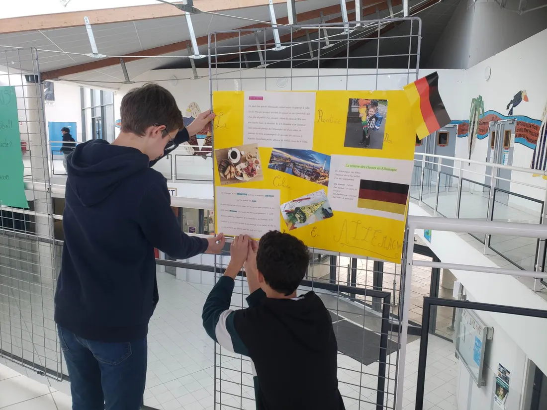 Des collégiens de Léopold Sédar Senghor à Ifs en train d'installer leur exposition