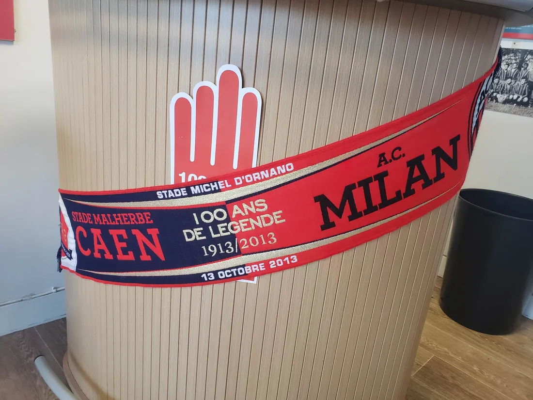 Echarpe du centenaire du Stade Malherbe Caen
