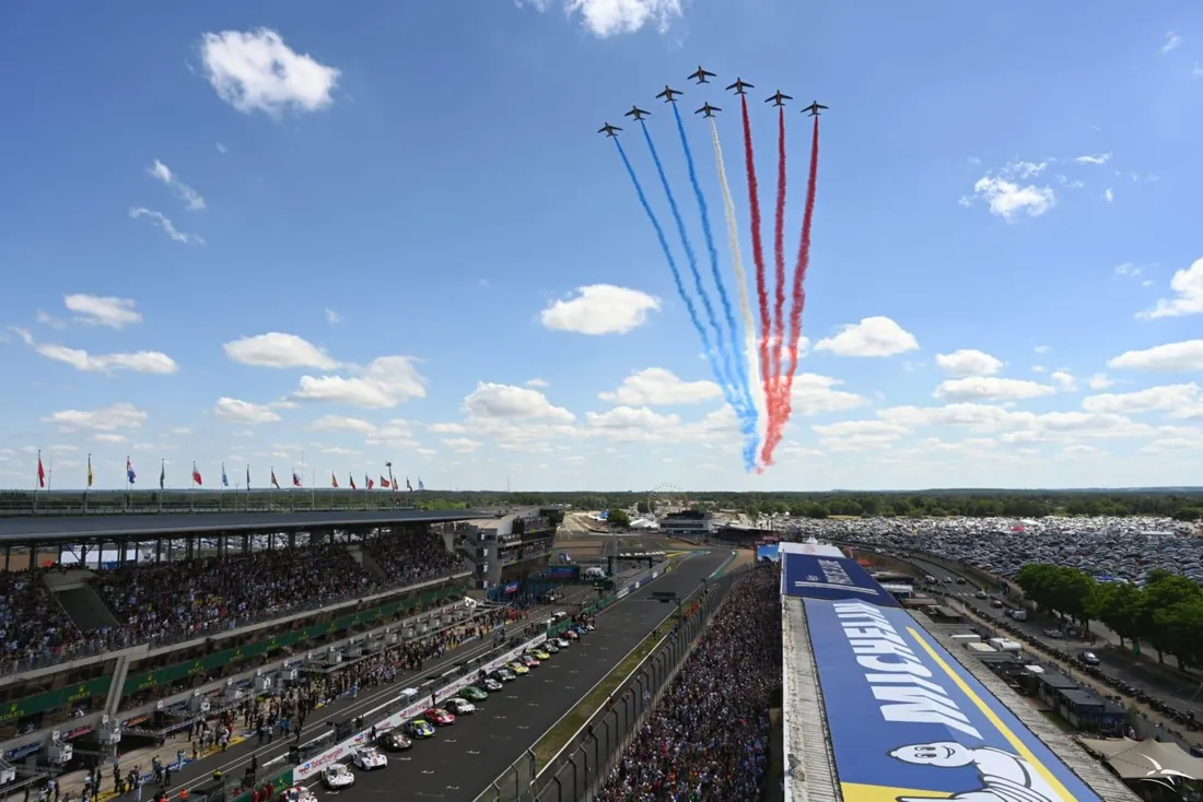 Les avions de la Patrouille de France au-dessus du circuit de la Sarthe