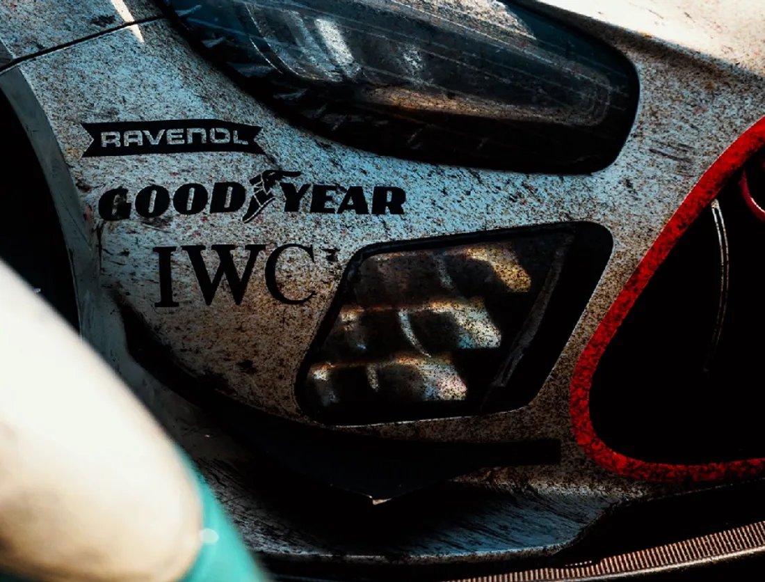 Sur une Mercedes de l'écurie Iron Lynx, les pucerons écrasés sont innombrables