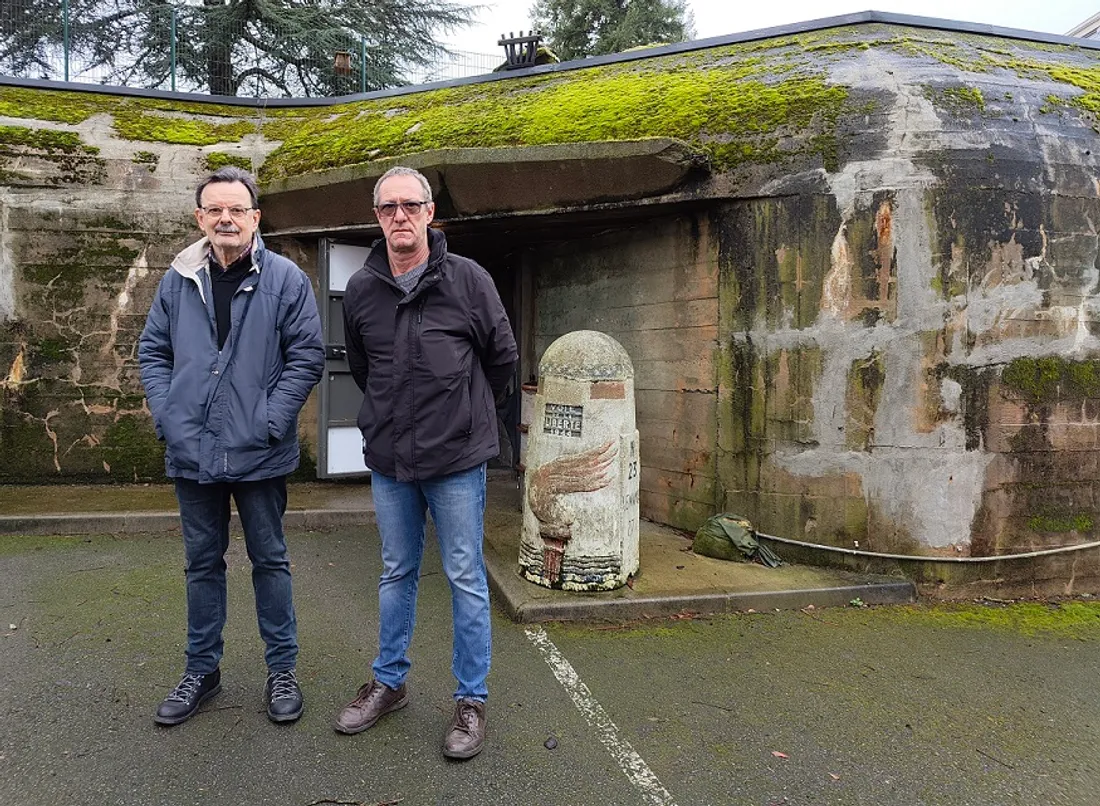 Alain Moro et Claude Gouhier, devant le bunker de la rue Chanzy, au Mans