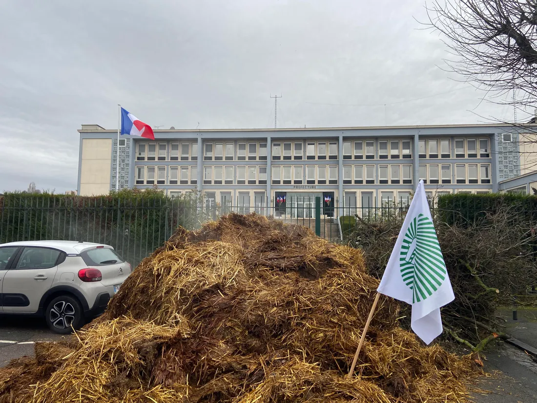 Du fumier et des branchages ont été déversés devant les grilles de la préfecture d'Évreux
