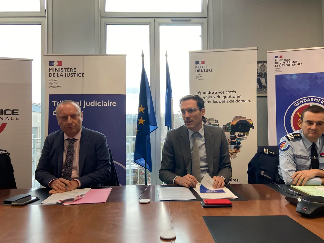 Le procureur d'Evreux Rémi Coutin, le préfet Simon Babre et le colonel de gendarmerie Emmanuel Gros