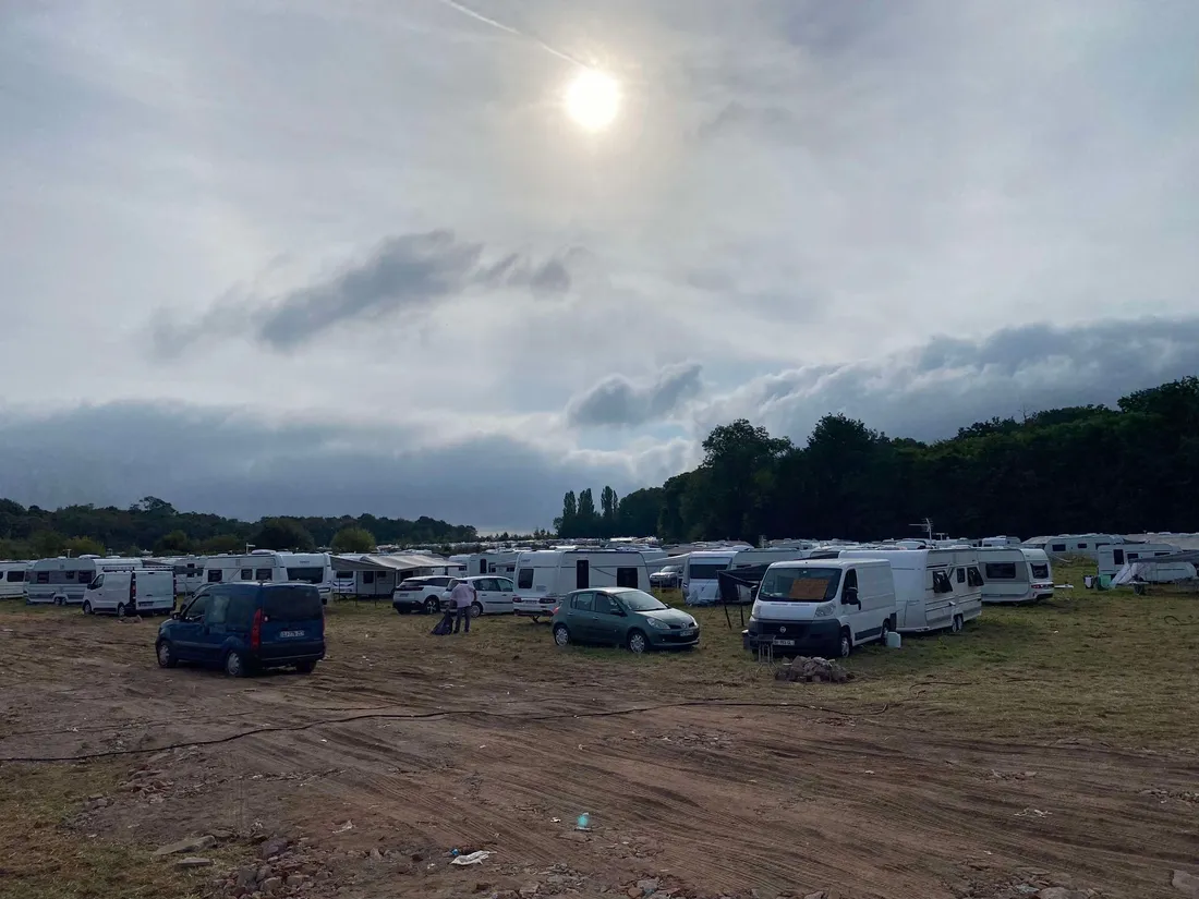 Deux terrains sont occupés de part et d'autre de la départementale 73, à l'ouest de Saint-Marcel