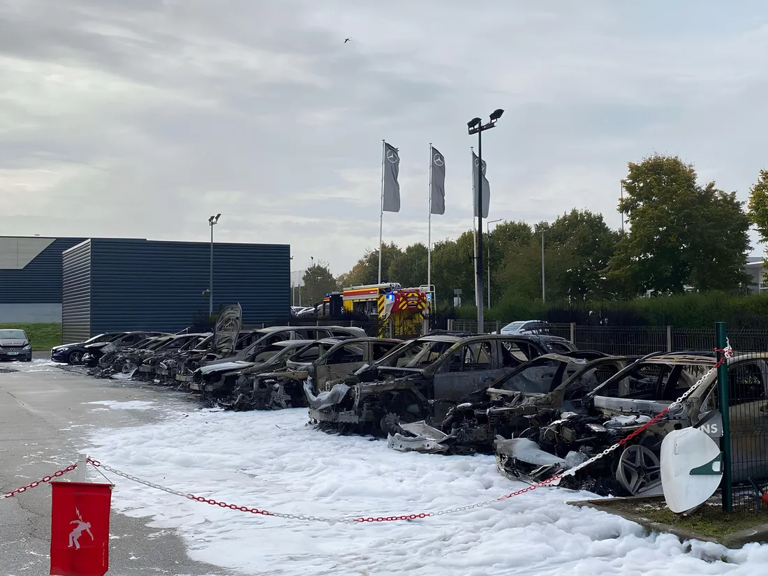 Évreux : Quatorze voitures incendiées devant la concession Mercedes
