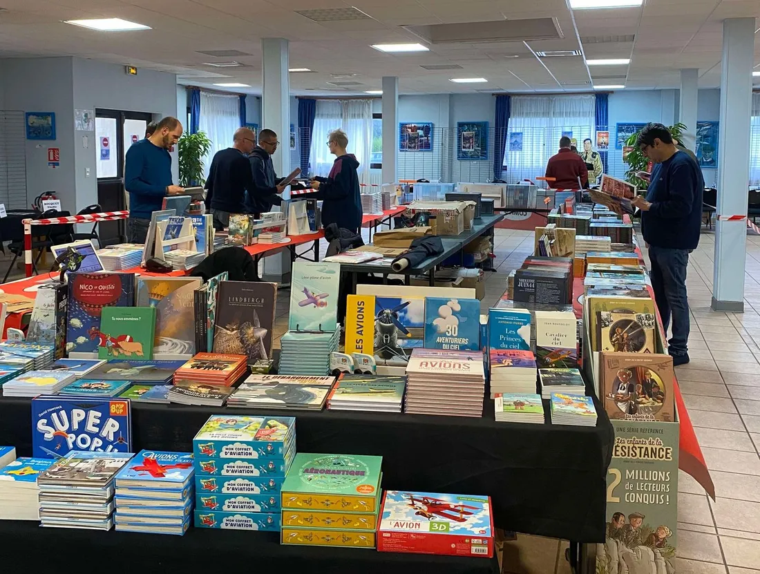 La librairie BD'Lib propose un stand pour acheter les albums des auteurs présents, et plus encore.