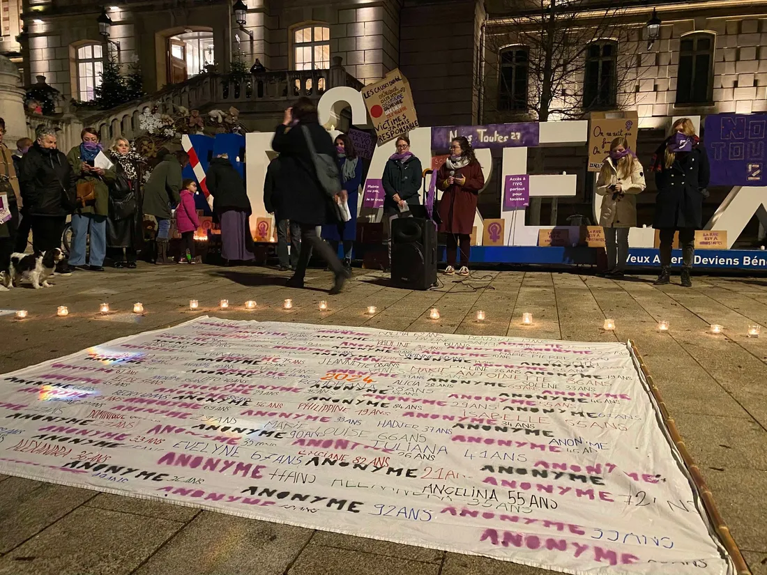 Les militantes ont déroulé un drap présentant tous les noms des victimes de féminicides en 2024