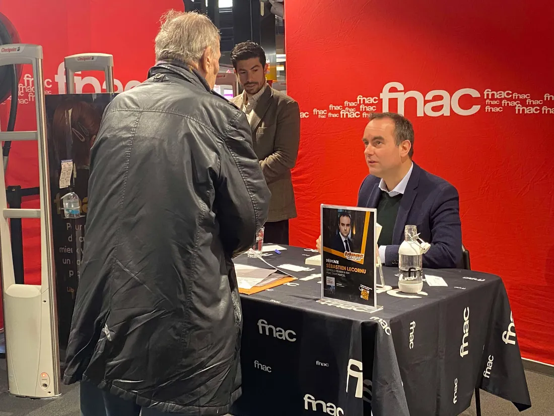 Le ministre, élu dans l'Eure, dédicaçait son livre publié en octobre dernier