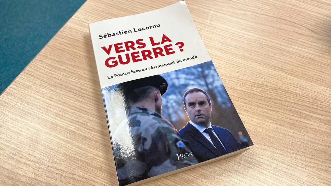 Sébastien Lecornu en dédicace à Saint-Marcel