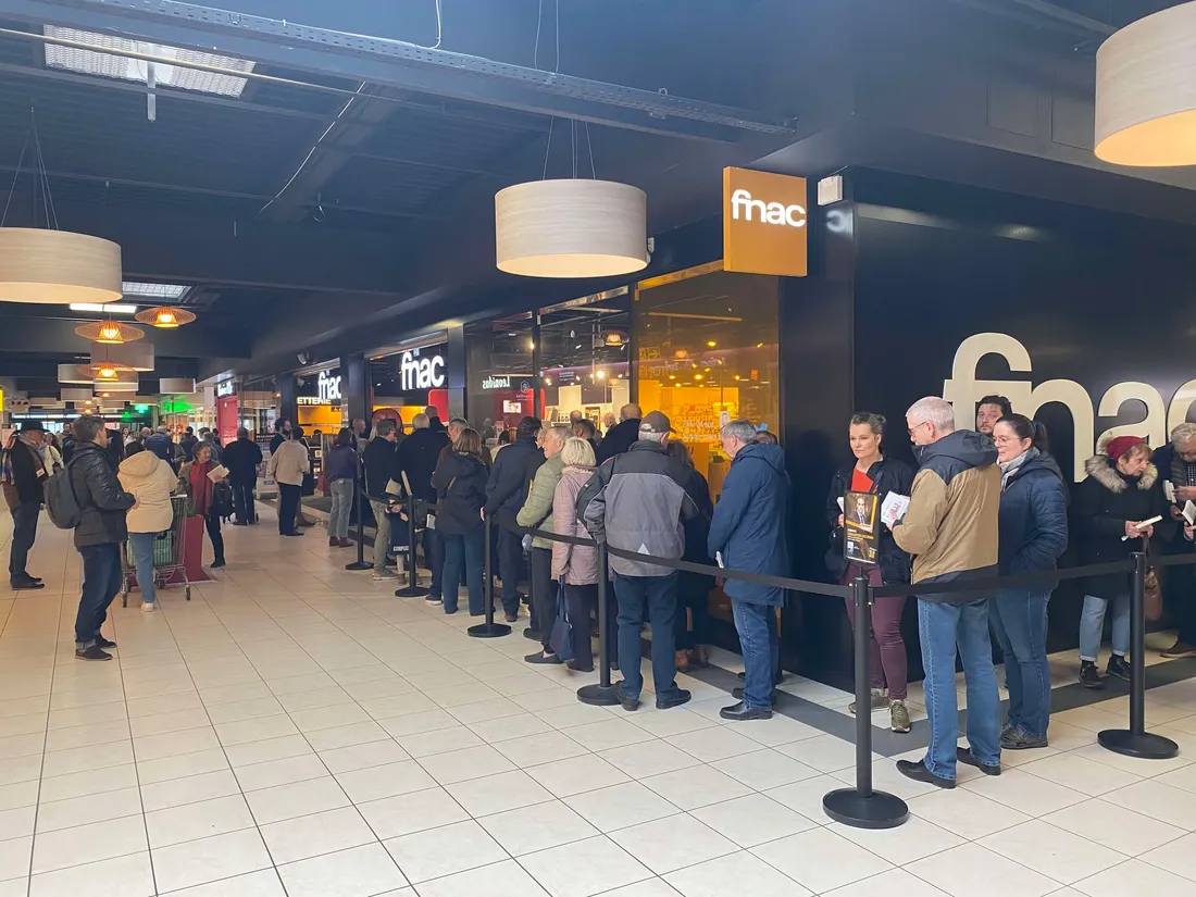 Sébastien Lecornu en dédicace à Saint-Marcel