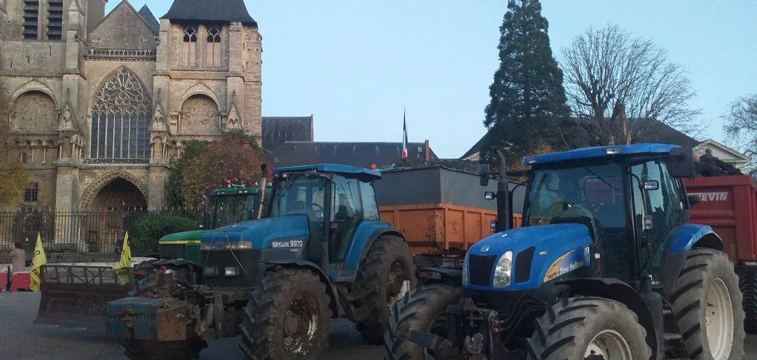 Des agriculteurs déversent des déchets devant la préfecture du Mans : la Ville promet une facture