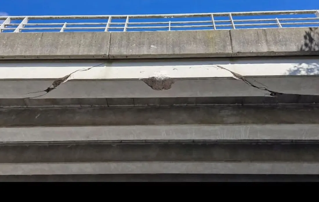 Degré : un pont au-dessus de l'A81 fermé après le passage d'un camion-grue