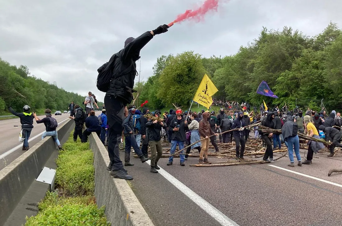 Sur l'A13, des opposants s'installent sur les voies