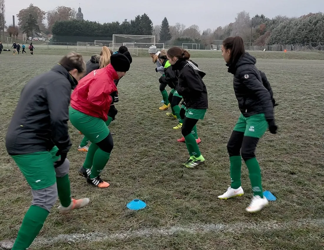 Les féminines de l'AS Thiron-Gardais à l'échauffement