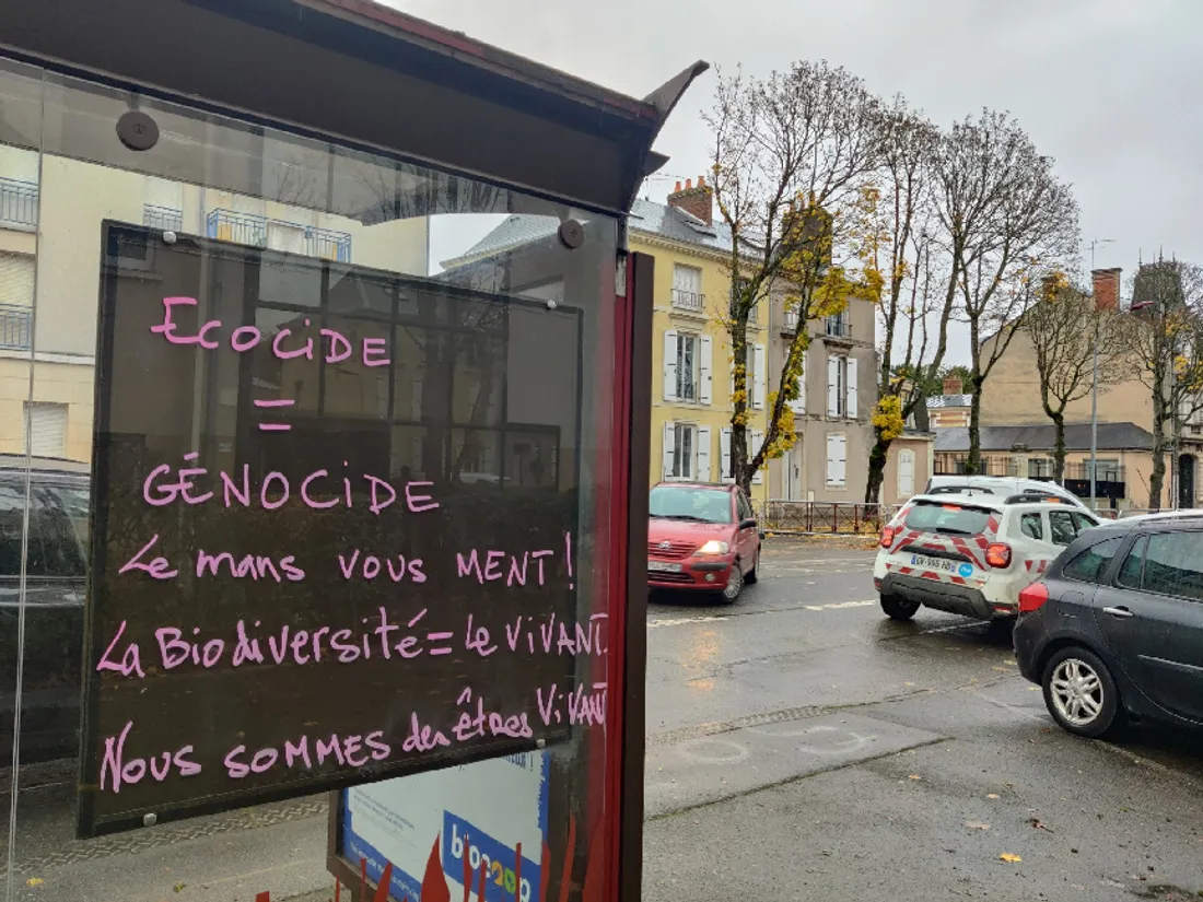 Les opposants ont customisé un abribus