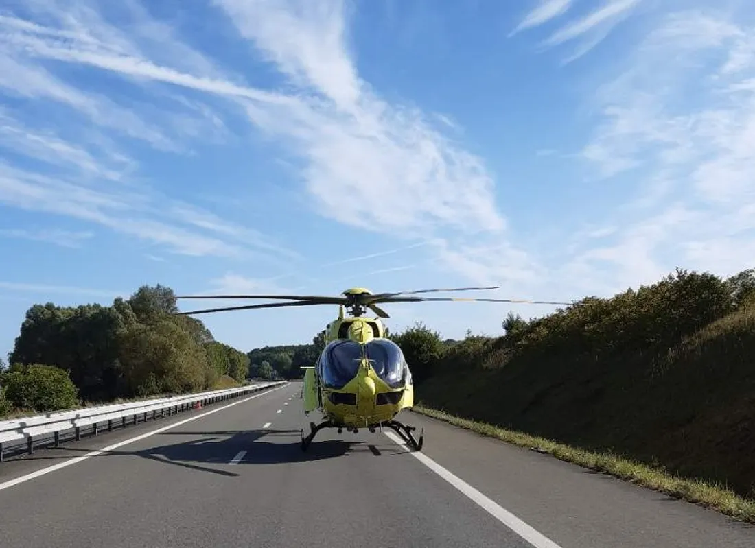 L'hélicoptère se pose sur l'autoroute