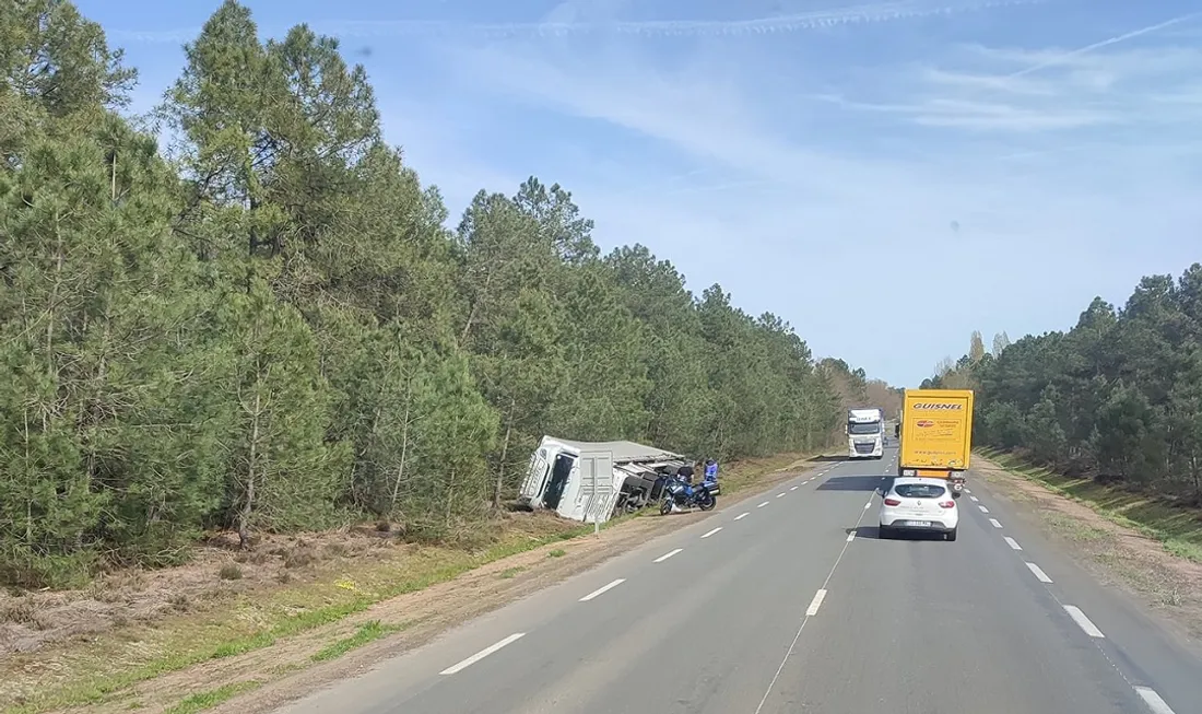 Un camion se couche le long des voies sur la D357
