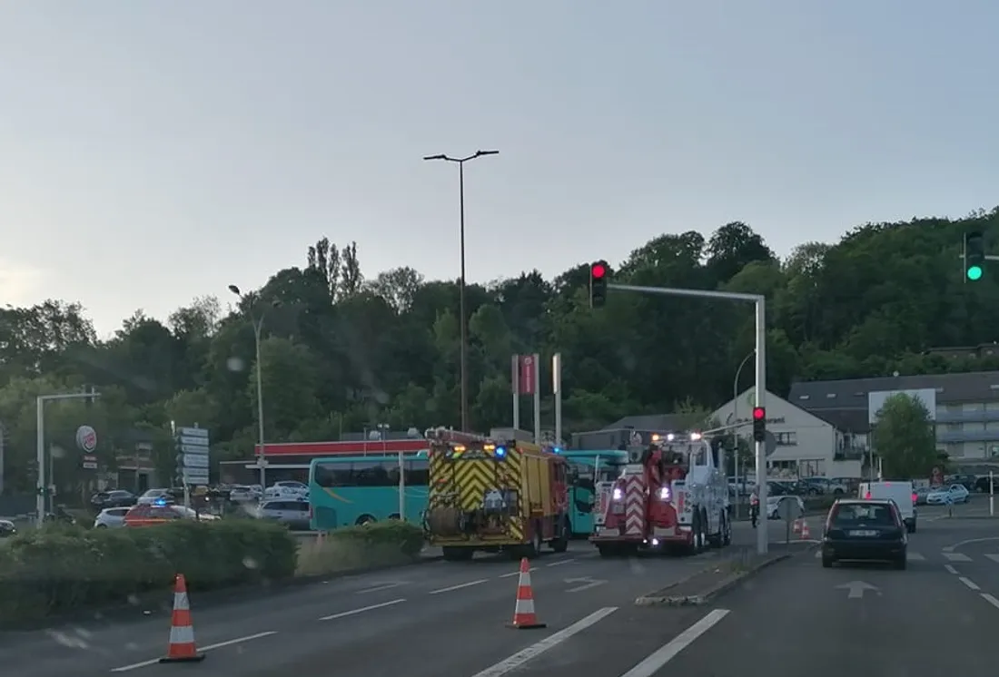 Accident entre un autocar et une voiture au Mans