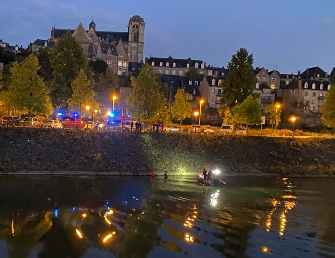 Intervention des sapeurs-pompiers dans les eaux de la Sarthe