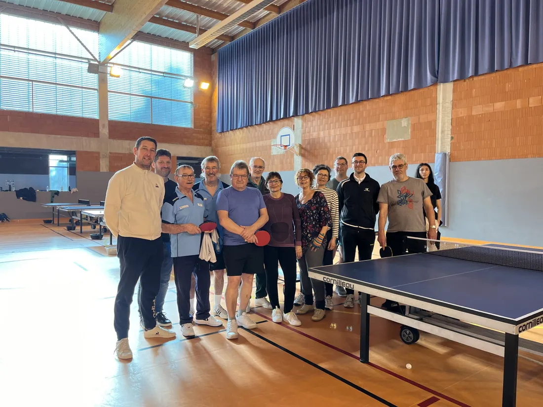 Une quinzaine de séniors joue au tennis de table chaque lundi à Montfort-le-Gesnois. 