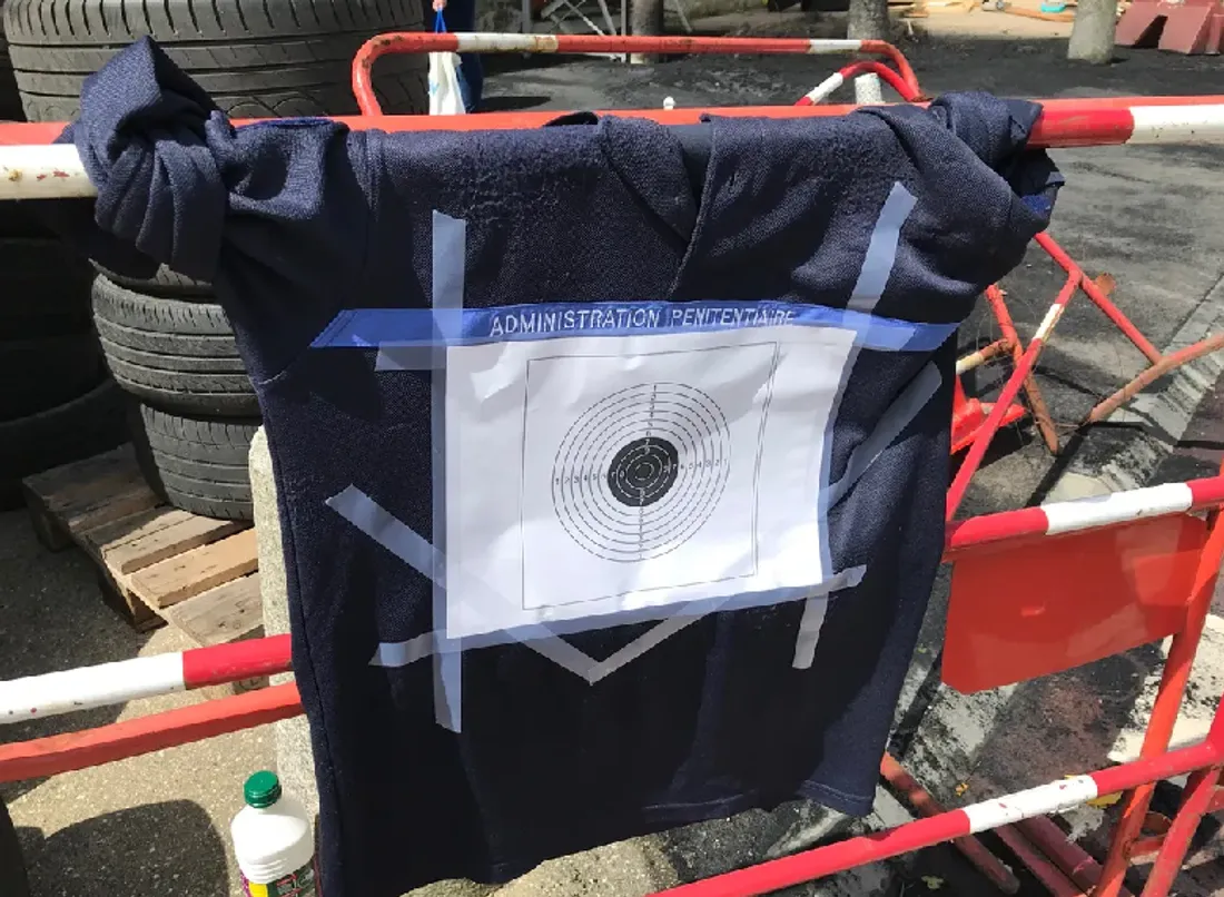 Devant la prison de Rouen