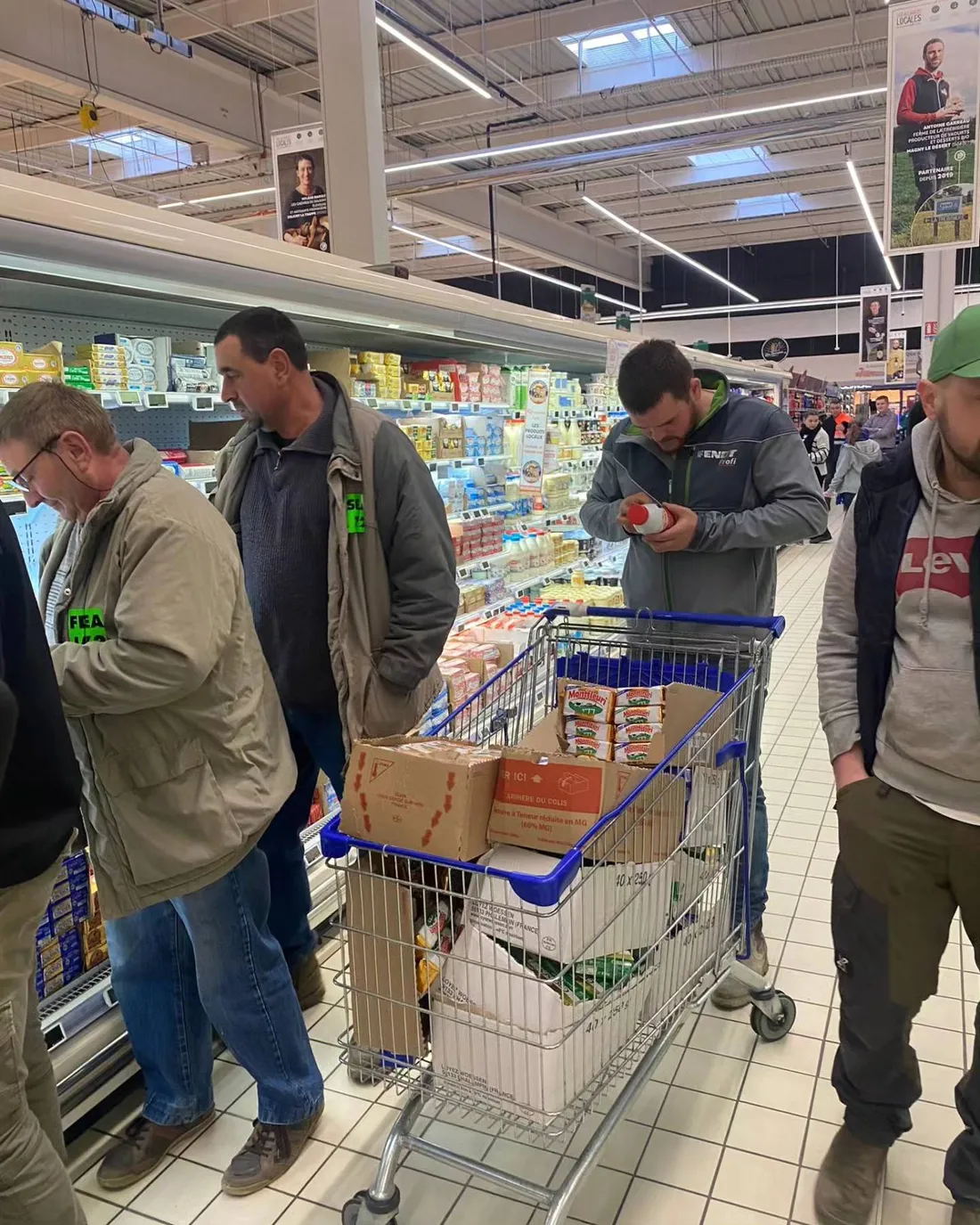 Les agriculteurs sarthois ont vidé les rayons de l'hypermarché Leclerc à Arçonnay. 