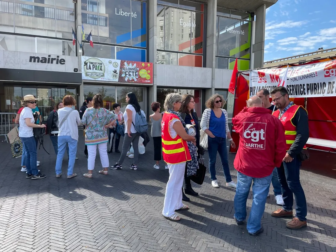 Mobilisation des Atsem ce lundi devant la mairie d'Allonnes en Sarthe