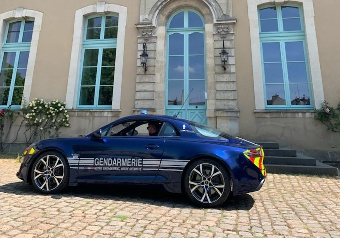 L'Alpine A110, devant la préfecture de la Sarthe
