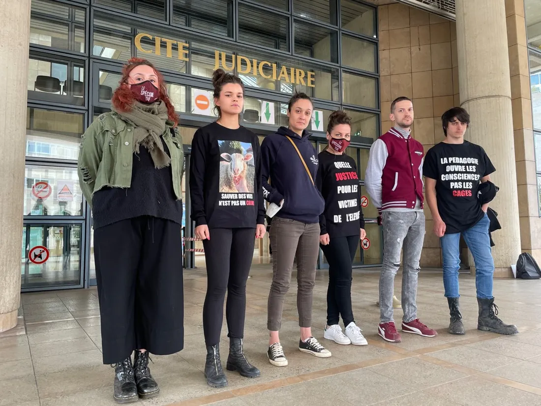 Des militants animalistes jugés au Mans