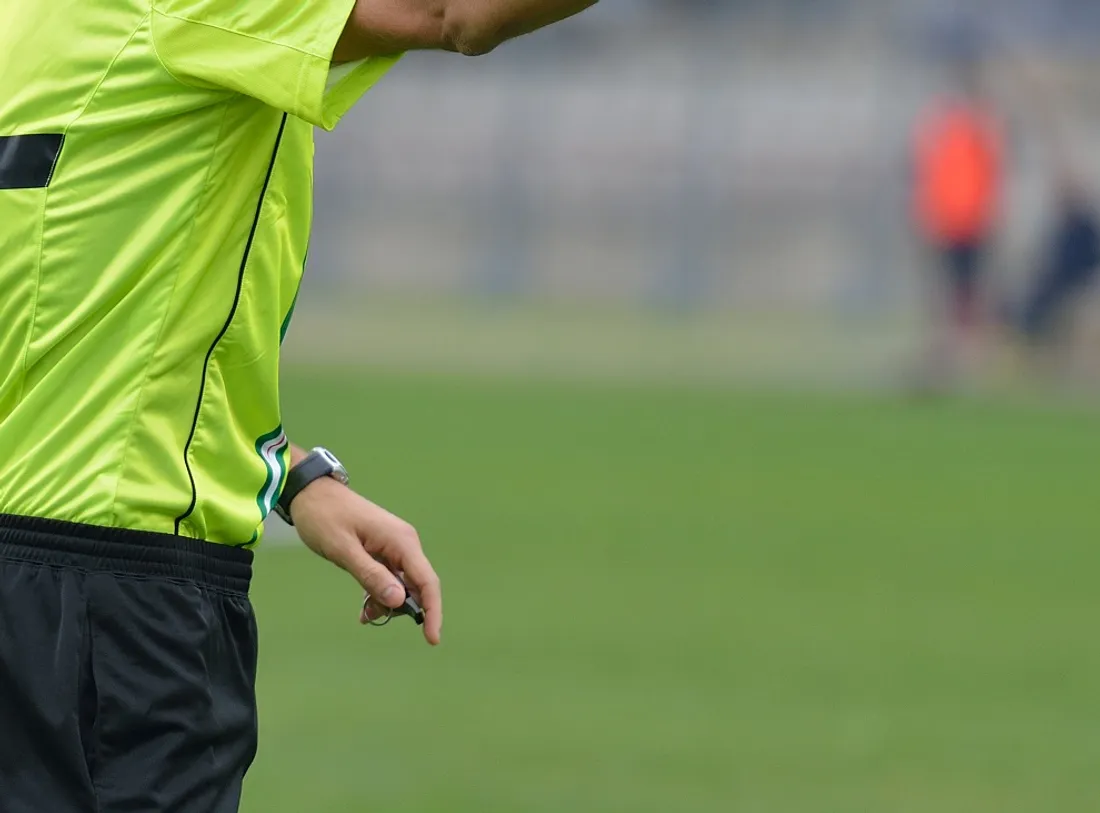 Arbitre terrain foot 