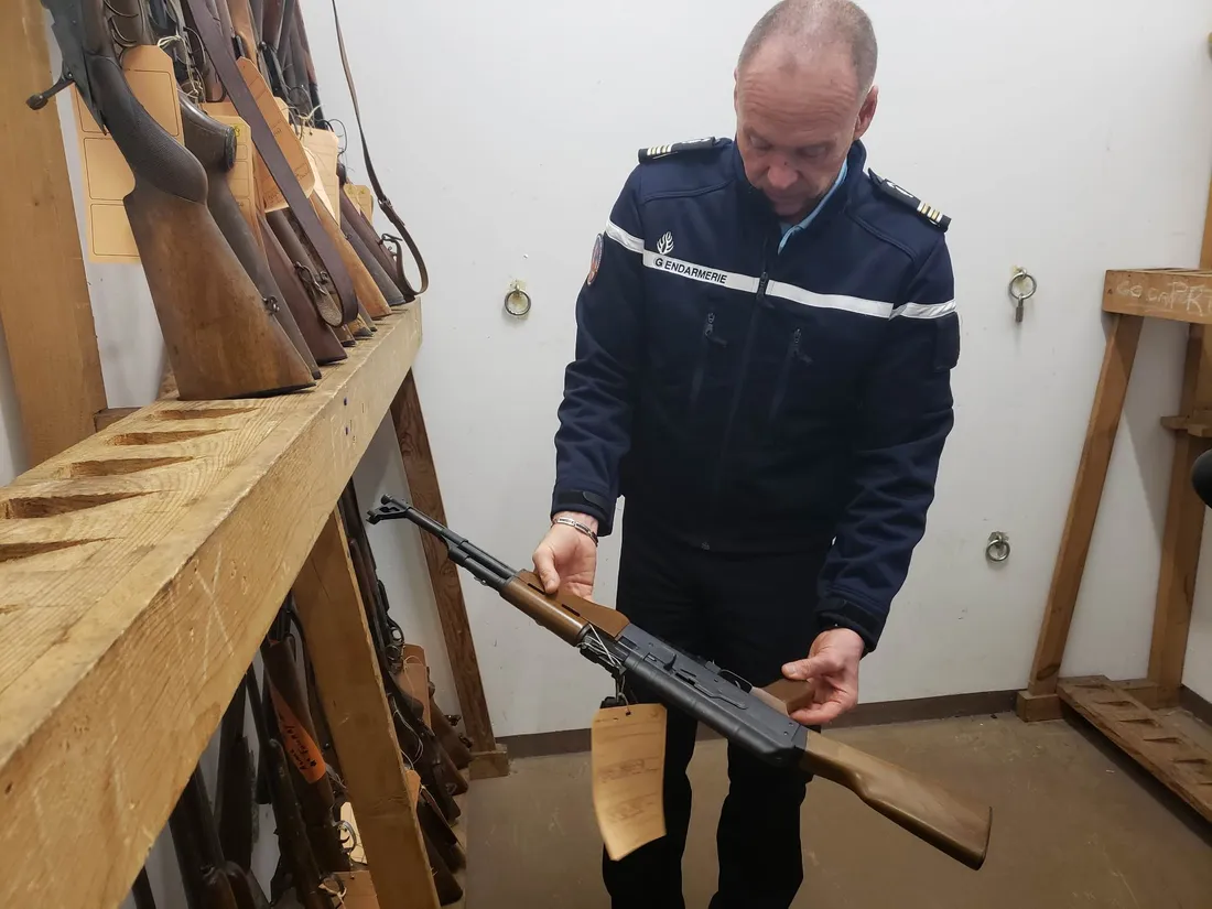 Voici une réplique d'une Kalachnikov