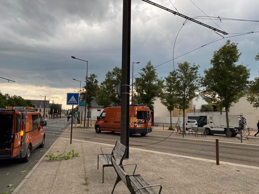 Ligne aérienne de contact arrachée