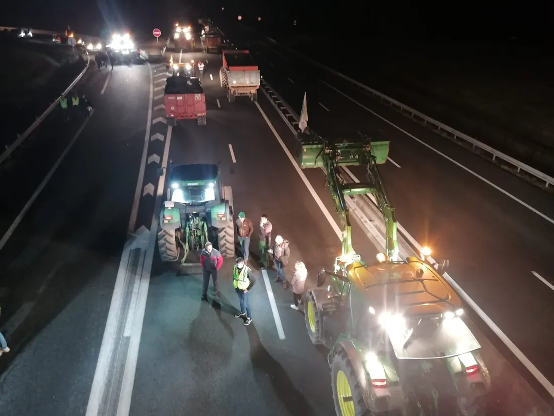 Les agriculteurs sarthois bloquent les axes autoroutiers ce mardi 30 janvier 2024.