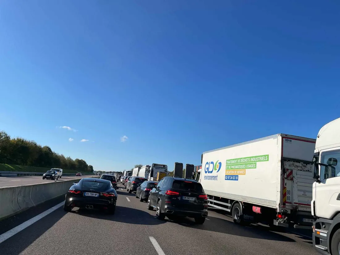 La circulation est coupée sur l'A11, en Sarthe, après un accident.