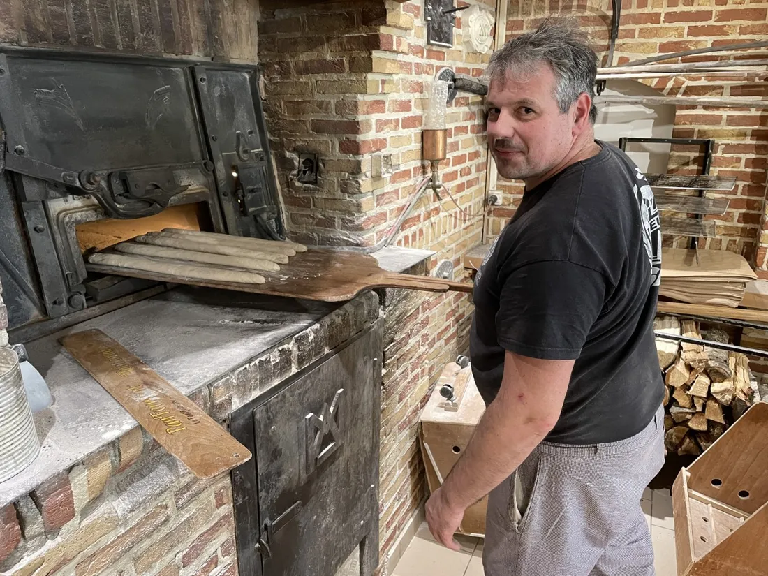 Yoann Legui cuit son pain dans un four à bois 