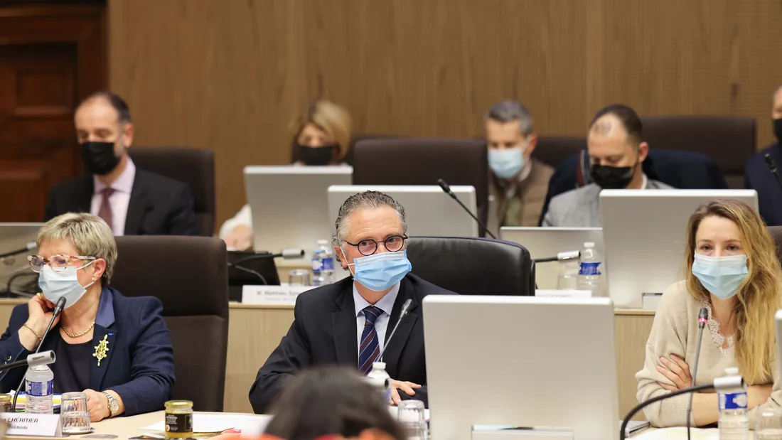 Marie-Amélie Le Fur (à droite) a suggéré aux élus de candidater pour accueillir la flamme