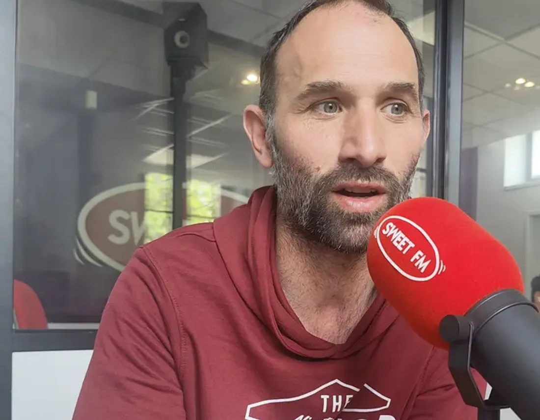 Cédric Henb=gbart au micro de Sweet FM