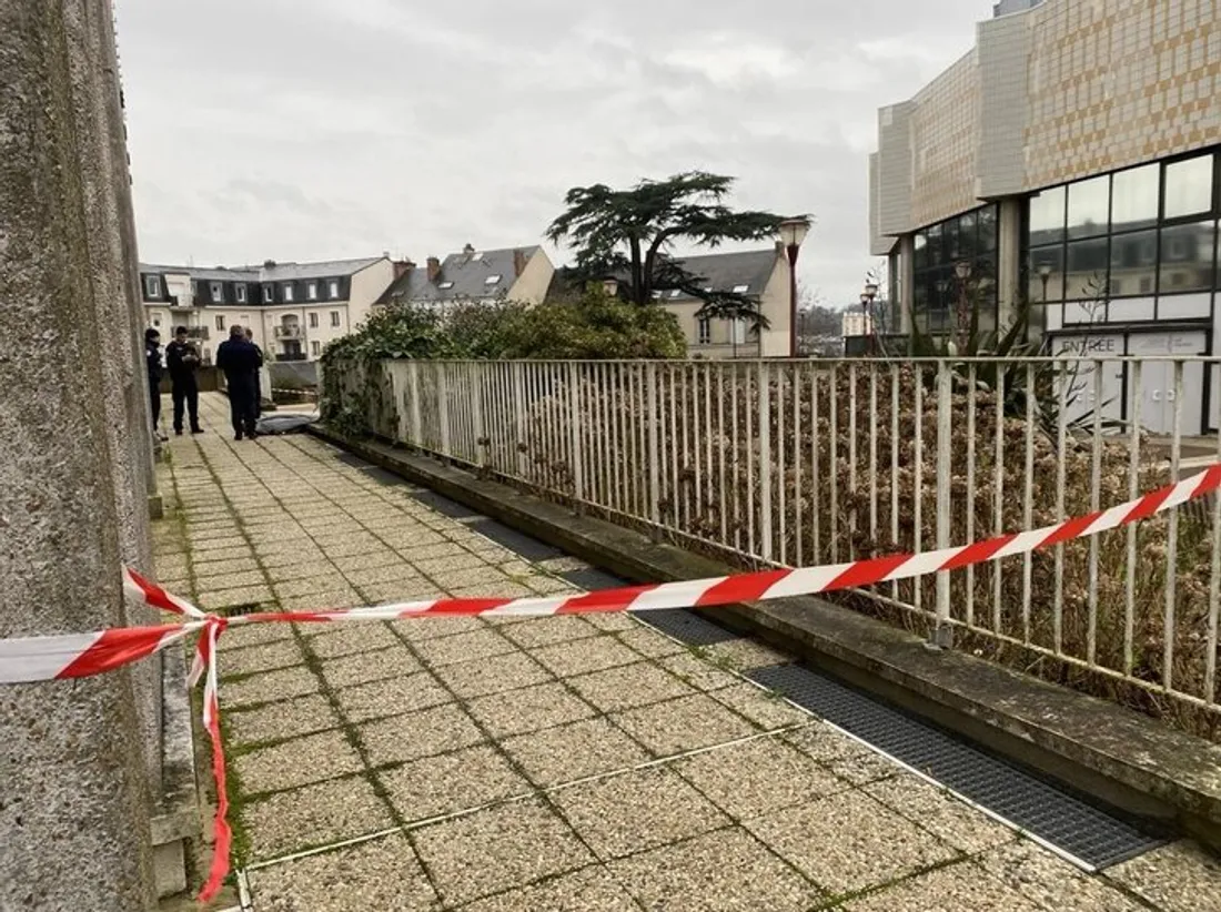 La police s'affaire autour du corps