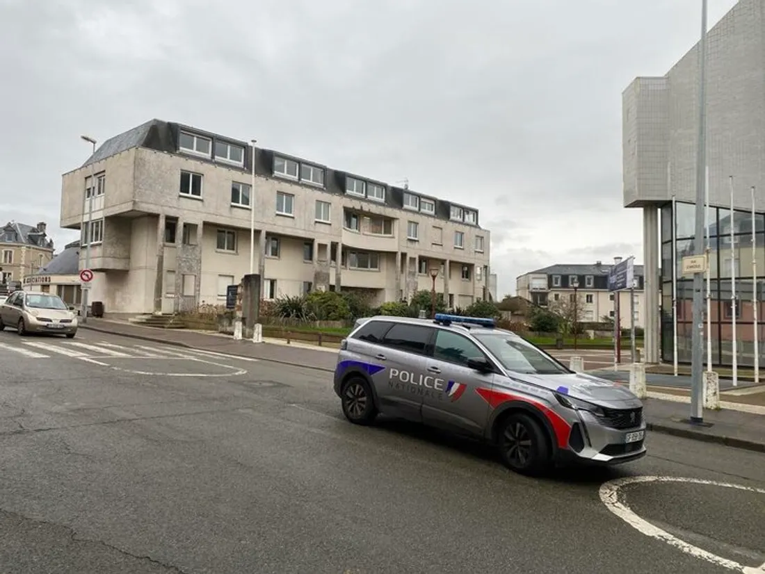 Intervention devant le palais des congrès